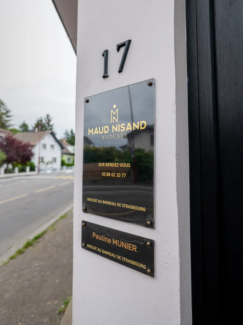 Plaque d'entrée du cabinet Maud Nisand Avocats, 17 rue Louis Pasteur, Schiltigheim